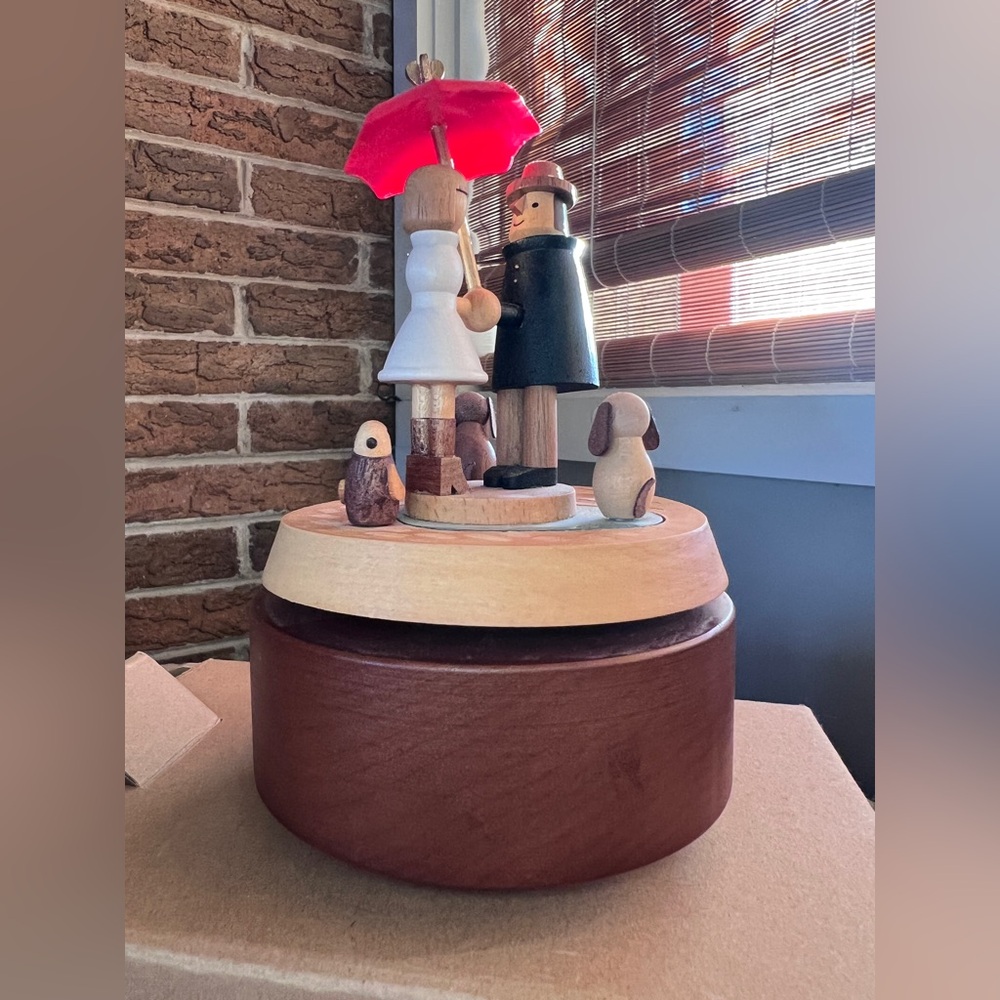 Wonderful Life Wooden Music Box Love Umbrella Plays “Cannon In D” Rare